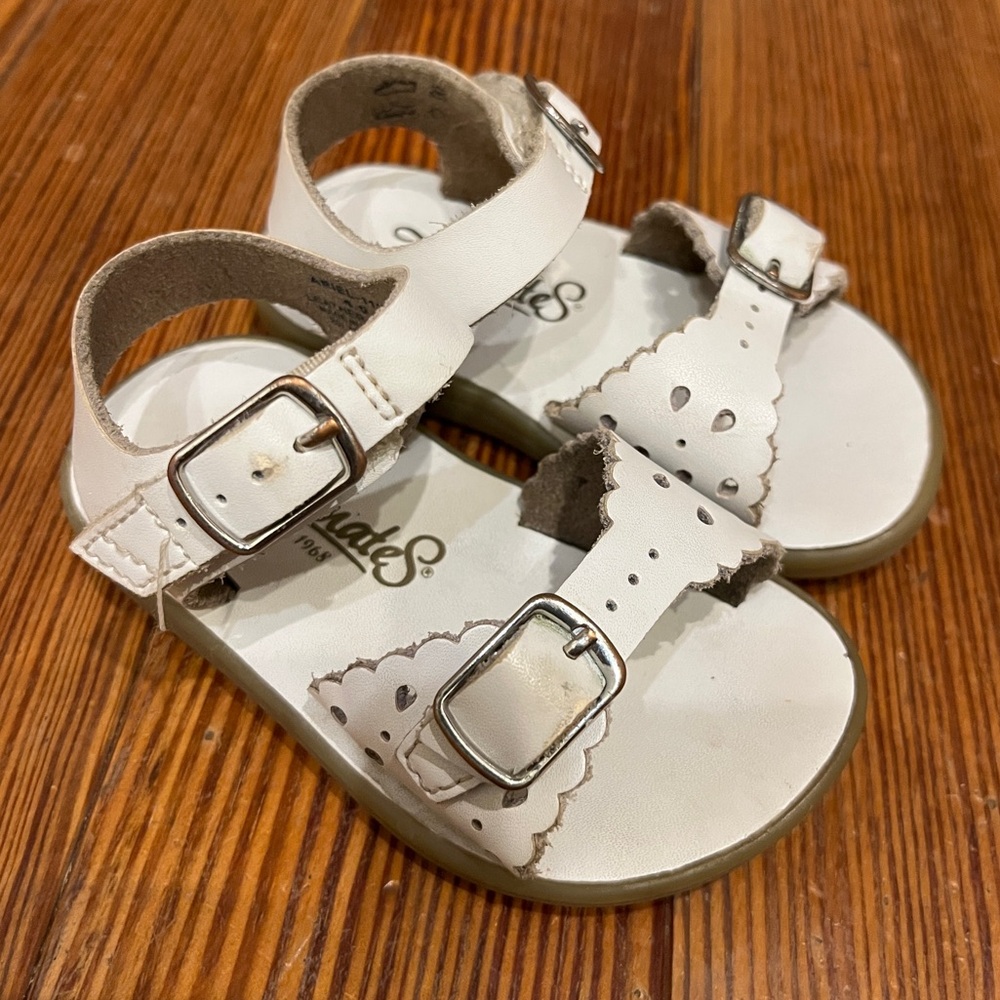 FootMates White Ariel Sandal, Size 4